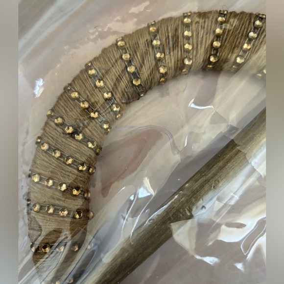NWT Vatican Homes Set Tan Jute w/ Gold Studs Brooch Tiebacks w/Wand for Curtains - Picture 4 of 15